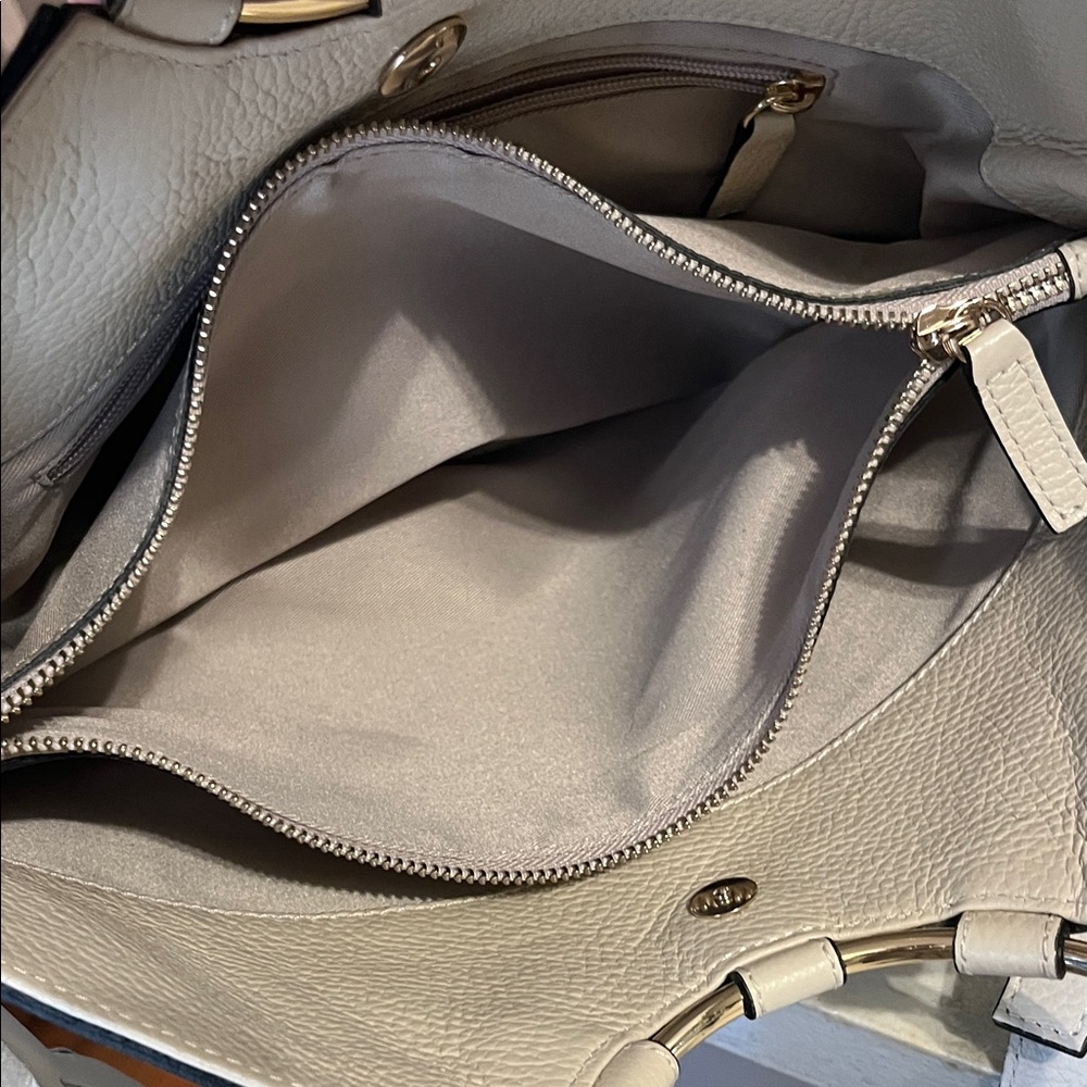 Mario Valentino Cream Shoulder Bag with Gold Details - Picture 8 of 9